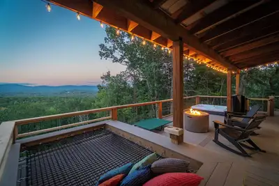 Image de Kargohaus - Private Dog Park! Unique Shipping Container Getaway Near Helen!