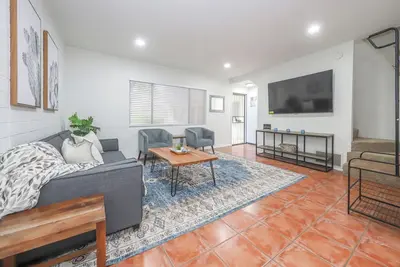 Image de University 2bdrm Condo in Prime Location, walk to shops, food and the UofA!