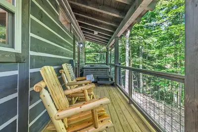 Image de The Bears Den | Cabin w/ Hot Tub + Lake Access