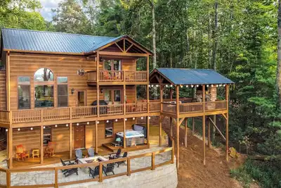 Image de Sleeps 12! Mountain Views, Hot Tub, Game Room & Fire Pit at Bear Ridge