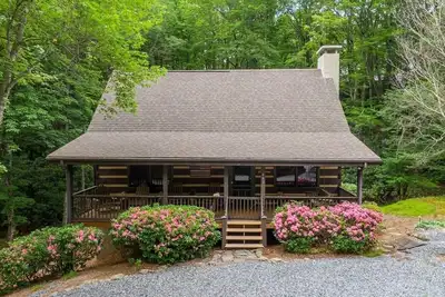 Image de Centrally Located 3 Bedroom Cabin with Ac and Hot Tub!
