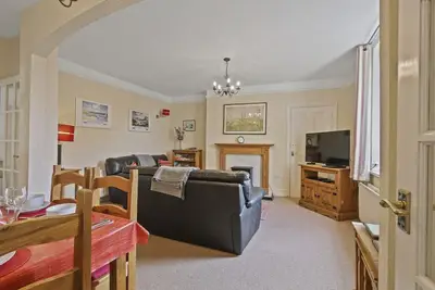 Image de Hollyhocks - North East Escapes