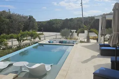 Image de Porpoise Paradise Luxury Villa, 8 minutes walk to beach.