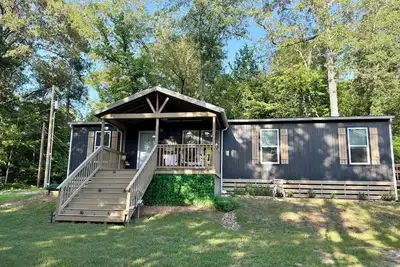 Image de Nice 3-bedroom house with Ac in Livingston. Come enjoy the relaxing cabin 301
