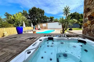 Image de Maison avec piscine chauffée et jacuzzi