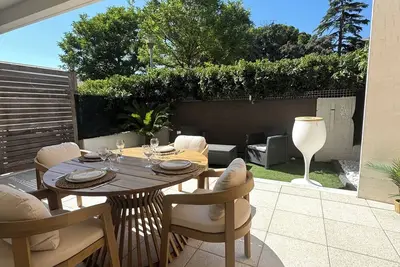 Image de Havre de paix avec terrasse spacieuse et jardin au calme