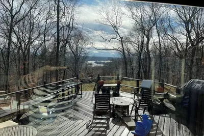 Image de Pet Friendly Hilltop Retreat in the Woods