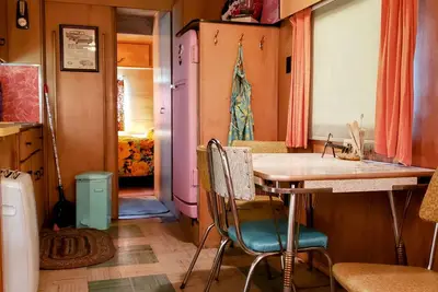 Image de Travel back in time to the 1950s! Stay in the Pink lady from 1957!