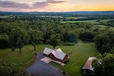 Image de Spacious 6-bedroom cabin - Hot Tub - Game Room - Gym - Fire pit - 27 acres