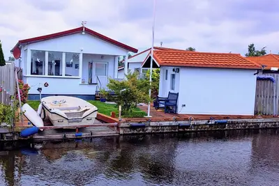 Image de Right on the water - log cabin in Holland for relaxation and water sports