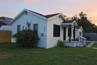 Image de 3-bedroom house in charming Tampa with Ac