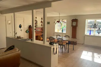 Image de An apartment with generous space for socializing with family and friends.