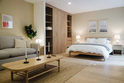 Image de Stylish and cozy loft just one block from Roma Norte. Enjoy a comfy bed, smart Tv, full kitchen, and fast Wi-Fi. The building features a rooftop pool with stunning views, gym, co-working area, and kids’ playroom.