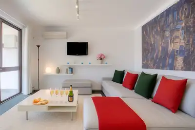 Image de Coastal Scarborough Beach • Chic • Pool View • 2br