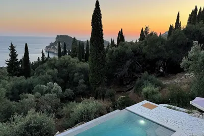 Image de Exclusive stone villa with infinity pool & incomparable sea views