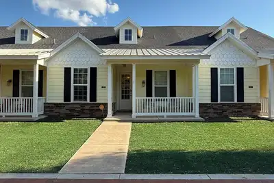 Image de Stylish 3 Br Townhome - Walk to Jones At&T Stadium & Ttu – Perfect for Game Day!