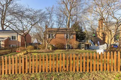 Image de Family-friendly 3br house; free parking & walk to Metro