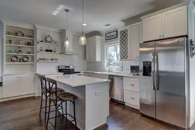 Image de Spacious Buckhead Carriage House, Outdoor Fun, Walk to Shops & Dining!