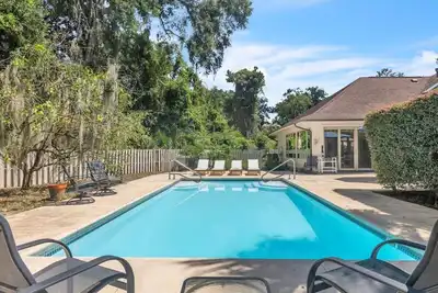 Image de Landing's Three Bedroom Pool Home with Golf Cart - Minimum 30 Night Stay