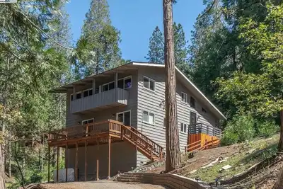 Image de Mountain Getaway in Arnold – Spacious 3br Cabin with Blue Lake Springs Amenities