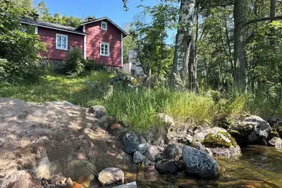 Image de Countryside Retreat: A remodeled 1800’s artist cottage on the lake