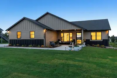 Image de Welcome to Lucky 13 • Luxurious, private escape on Lake Hills Golf Course.