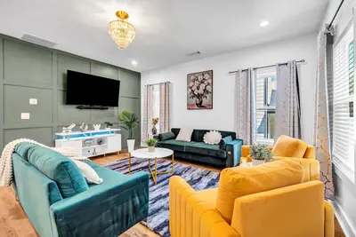 Image de Spacious 7-Bed Modern Home near Downtown with Fireplace