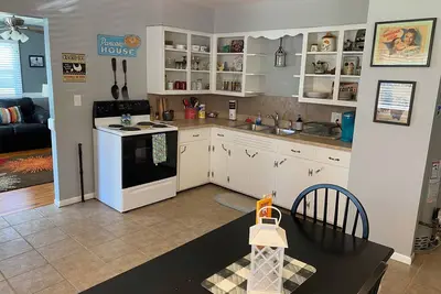 Image de Rare find! 2-bedroom house with convenient location