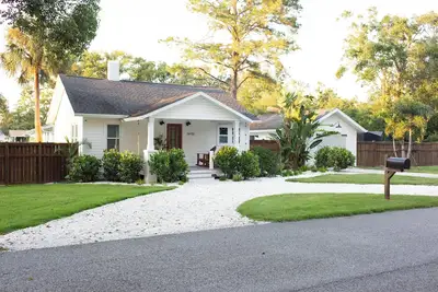 Cozy & Bright Fully Renovated Coastal Cottage