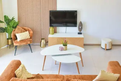 Image de Gorgeous 3-bdr apt - 1-min laginha beach - Lcgr