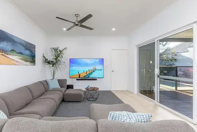 Image de 20% Discount • 75” TVs • Long Stay Comfort • Perfect for Relocations