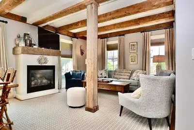 Image de Mountain Chic Getaway. Charming 2-bedroom condo in Stowe Village!
