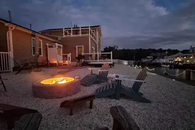 Image de Waterfront retreat minutes from the beach