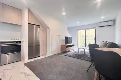 Image de Nova courtyard townhouse with a study nook in Christchurch