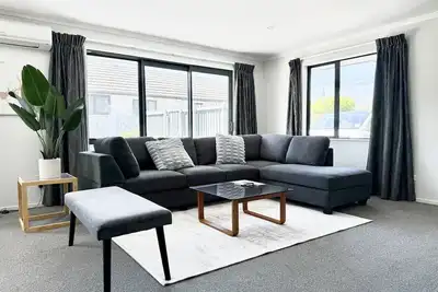 Image de 6 min to Airport Burnside Full house with big yard