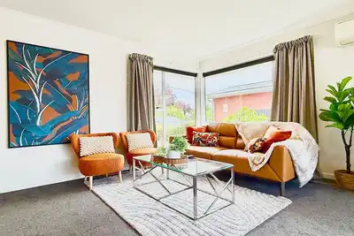 Image de 6 Guests Family Home 7 Minutes to Airport