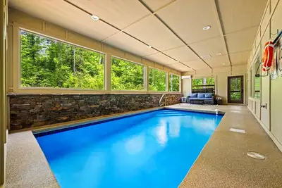 Image de Indoor Pool|Playground|Fire Pit|Theater Room
