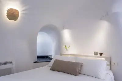 Image de Aqua Dream Villa at The Caldera's Cliffside with Indoor Cave Pool