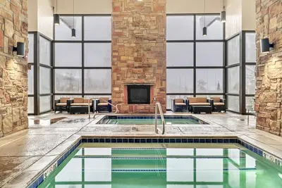 Image de Renovated King Suite with Amazing Amenities, Sleeps 4 Guests