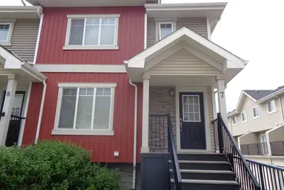 Image de Cozy Townhome in South Edmonton, near shops, medical, park.