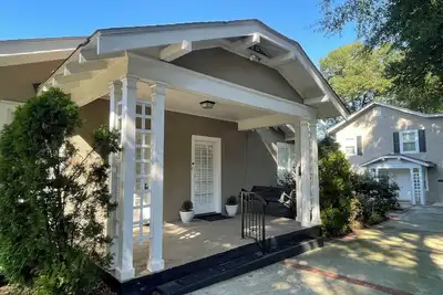 Image de Spacious 5-Bedroom Home with Private Guest Cottage