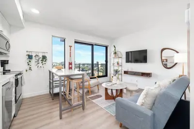 Image de Stylish Condo W/ Stunning views & Short Walk Dt