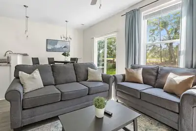 Image de Elgin Enclave- Sleeps 6 - 12 min from Fort Jackson - Pet Friendly!