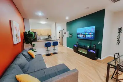 Image de Convention Cent / 2 King Beds / 65\" Tv / Fireplace