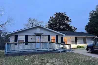 Image de Enjoyable 4-bedroom house can stay 6. 1 Qn bed is Air Matt. Parking up to 4 cars