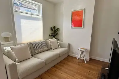 Image de Stylish 2 Bed Terrace | Minutes from the beach w/ Workspace & Dressing Room