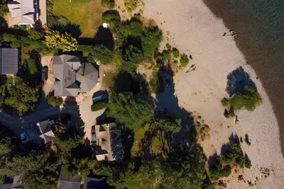 Image de Cathedral Cottage With Private Lakeshore - Excellent Location