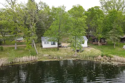 Image de Charming 2-bedroom cottage on a lake.