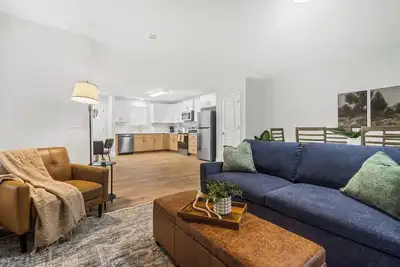 Image de Cozy & Modern New-Build, 10 min to Greenville, Private Deck for Relaxing
