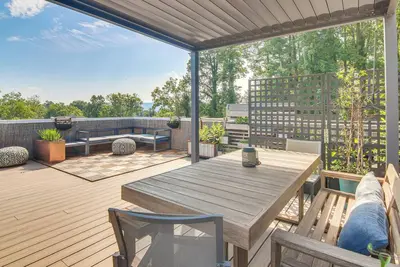 Image de Rooftop Deck, Sweeping Views: Chic Home in Brevard